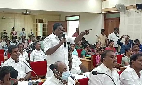 திருப்பூர் மாநகராட்சி கூட்டத்தில் அ.தி.மு.க.வை சேர்ந்த  எதிர்க்கட்சி  தலைவர் அன்பகம் திருப்பதி  பேசிய காட்சி.