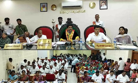 திருப்பூர் மாநகராட்சி அவசர கூட்டம்  மேயர் தினேஷ் குமார் தலைமையில் நடைபெற்ற காட்சி. அருகில்    துணை மேயர் பாலசுப்ரமணியம், கமிஷனர் பவன்குமார் கிரியப்பனவர்  உள்ளனர். கூட்டத்தில் பங்கேற்ற கவுன்சிலர்கள்.&nbsp;