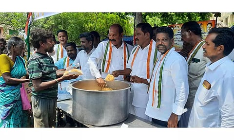 வைத்தியநாதன் எம்.எல்.ஏ., முன்னிலையில் பொதுமக்களுக்கு அன்னதானம் வழங்கப்பட்ட காட்சி.