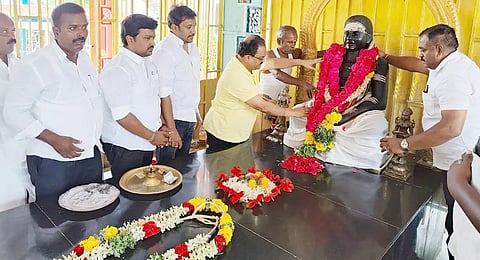 பசும்பொன் தேவர் நினைவிடத்துக்கு மாலை அணிவித்து மரியாதை