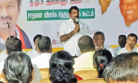 கூட்டத்தில் மாவட்ட பஞ்சாயத்து தலைவர் வி.எஸ்.ஆர்.ஜெகதீஸ் பேசிய போது  எடுத்த படம்.