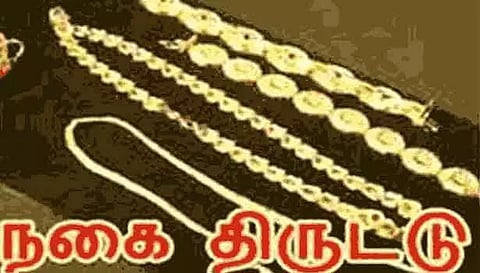 வீட்டின் கதவை உடைத்து நகை-பணம் திருட்டு