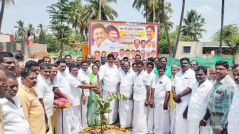 ரேஷன் கடை அமைக்கும் பணியினை  மதியழகன் எம்.எல்.ஏ பூமி பூைஜ போட்டு தொடங்கி வைத்த காட்சி.