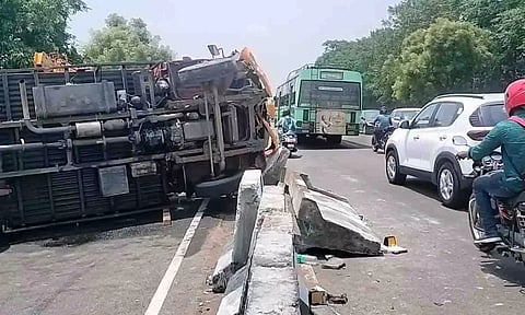 &nbsp;சாலை தடுப்பில் மோதி விபத்து ஏற்பட்ட சரக்கு வேனை படத்தில் காணலாம்.
