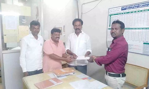 ம.தி.மு.க.  கவுன்சிலர் நாகராஜன் உதவி மின் பொறியாளரிடம் நிதி வழங்கிய காட்சி.