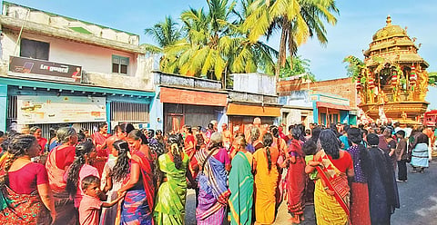 ஆதிநாதர்ஆழ்வார் கோவிலில் தேரோட்டம் நடைபெற்ற போது எடுத்த படம்.