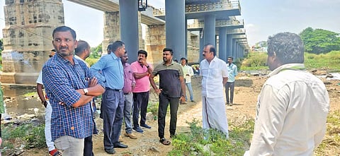 சந்திப்பு மீனாட்சிபுரத்தில் கமிஷனர் சிவகிருஷ்ணமூர்த்தி ஆய்வு செய்த காட்சி. அருகில் கவுன்சிலர் தச்சை சுப்பிரமணியன்.&nbsp;