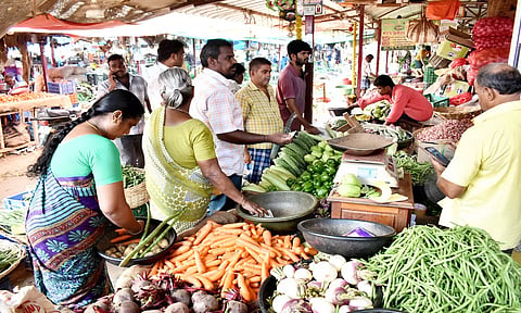 பெரிய மார்க்கெட்டில் காய்கறி வியாபாரம் நடந்த போது எடுத்த படம்.
