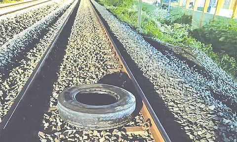 ரெயில் தண்டவாளத்தில் லாரி டயர் கிடந்ததை படத்தில் காணலாம்.