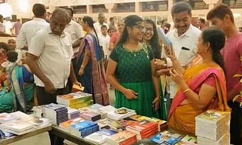 திருமண பரிசாக குவிந்த புத்தகங்கள்.