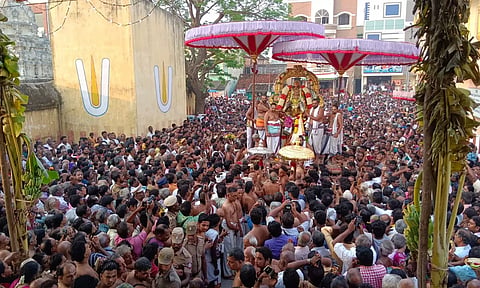 காஞ்சிபுரம் வரதராஜ பெருமாள் கோவில் கருடசேவை உற்சவத்தில் ஆயிரக்கணக்கான பக்தர்கள் குவிந்தனர்