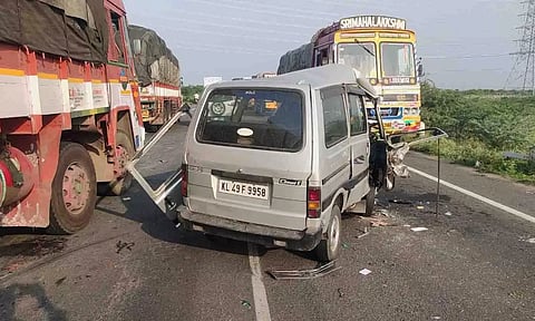 &nbsp;சரக்கு லாரி -ஆம்னி வேன் மோதிய காட்சி.