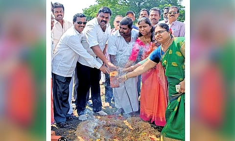 புளியங்குடி நகராட்சி பகுதியில் புதிய ஆரம்ப சுகாதார நிலையம் அமைக்க ராஜா எம்.எல்.ஏ. அடிக்கல் நாட்டிய காட்சி.