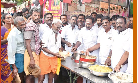 &nbsp;வைகாசி விசாகத்தை முன்னிட்டு திருப்பரங்குன்றம் முருகன் கோவிலுக்கு சென்ற பக்தர்களுக்கு கவுன்சிலர் கருப்புசாமி ஏற்பாட்டில் பைக்காராவில் நடந்த அன்னதானத்தை முன்னாள் அமைச்சர் செல்லூர் ராஜூ தொடங்கி வைத்தார்.
