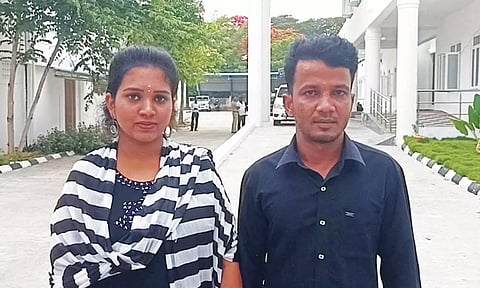 தருமபுரி எஸ்.பி. அலுவலகத்தில் தஞ்சம் அடைந்த காதல் ஜோடியை படத்தில் காணலாம்.&nbsp;