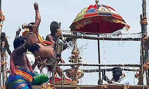 கோபுர கலசங்களில் புனிதநீர் ஊற்றி கும்பாபிஷேகம் நடந்தது.