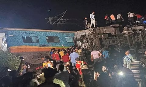 ஒடிசா ரெயில் விபத்து - இரவு முழுவதும் முழு வீச்சில் நடைபெற்ற மீட்புப் பணிகள்