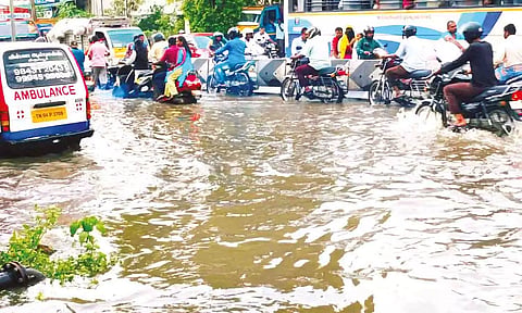 திருப்பூர்  பி.என்.ரோடு பகுதியில் மழைநீர் தேங்கியதையும் வாகன ஓட்டிகள் சிரமத்துடன் சென்றதையும் படத்தில் காணலாம்.