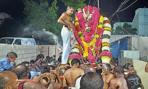 கன்னியாகுமரியில் தண்ணீர் இல்லாத தெப்பக்குளத்தில் நடந்த பகவதி அம்மன் தெப்ப திருவிழா
