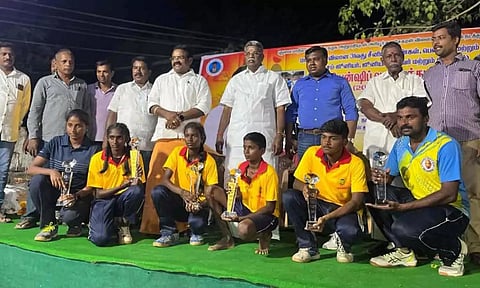 &nbsp; வலைப்பந்து போட்டியில் வெற்றி பெற்றவர்களுக்கு பரிசுக்கோப்பை வழங்கப்பட்ட காட்சி&nbsp;&nbsp;