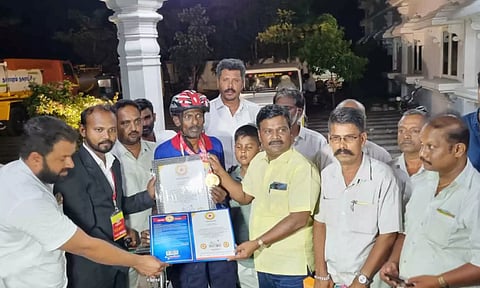 பஸ் கண்டக்டருக்கு சான்றிதழ் - நினைவுப்பரிசு வழங்கியபோது எடுத்தபடம்.&nbsp;