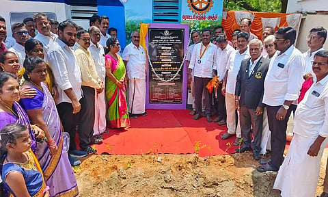 புதிய கழிப்பிடத்தை அமைச்சர் செஞ்சி மஸ்தான் திறந்து வைத்த காட்சி.