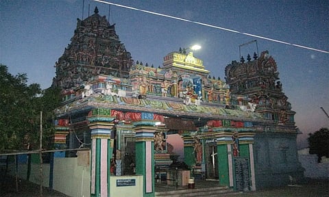 இஞ்சிமேடு திருமணிச் சேறைவுடையார் சிவன் கோவிலில் பக்தர்கள் கிரிவலம்