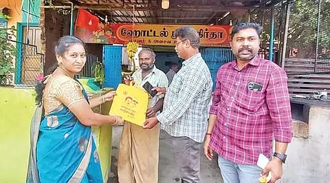 விழிப்புணர்வு முகாமில் பொதுமக்களுக்கு மஞ்சள் பை வழங்கிய காட்சி.&nbsp;