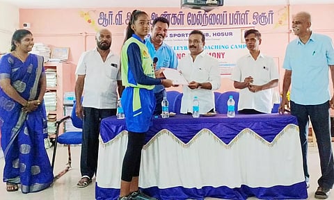 &nbsp;ஓசூர் ஆர்வி அரசு ஆண்கள் மேல்நிலைப்பள்ளியில் நடந்த விழாவில், ஒரு மாணவிக்கு சான்றிதழை மேயர் சத்யா வழங்கிய காட்சி.