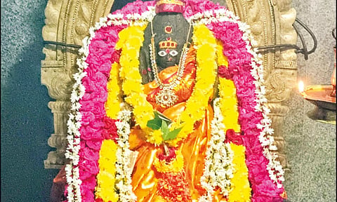 திருமருகல் மகாமாரியம்மன் கோவிலில் வைகாசி திருவிழா பூச்சொரிதல் நிகழ்ச்சியுடன் தொடங்கியது