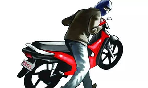 வீட்டின் முன் நின்ற இருசக்கர வாகனம் மாயம்