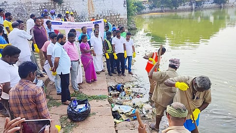 தூய்மைப்படுத்தப்பட்ட தெப்பக்குளம்