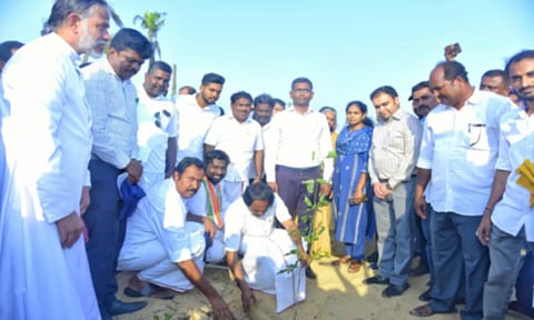 மாணவ-மாணவிகள், தொண்டு நிறுவனங்கள் குமரியை பசுமை மாவட்டமாக மாற்ற  முன்னெடுப்பு பணிகளை தொடர வேண்டும்
