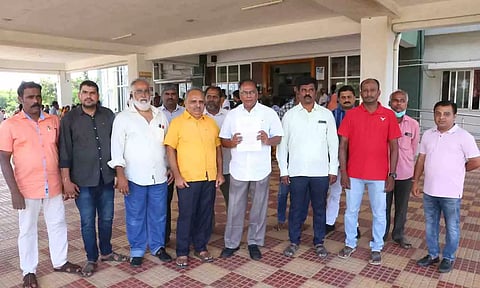 மனு கொடுக்க வந்த  பனியன் நிறுவன உரிமையாளர்கள்.&nbsp;