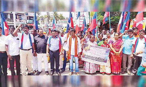 போராட்டத்தில்  ஈடுபட்டவர்களை படத்தில் காணலாம்.