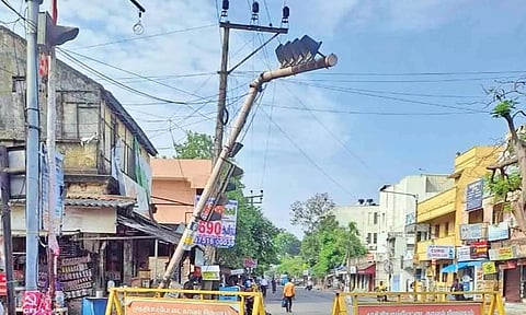 சாலையில் தொங்கும்  போக்குவரத்து சிக்னல் தூண்
