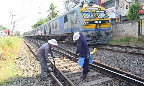 கோவையில் ரெயில் தண்டவாள பராமரிப்பு பணியில் ஈடுபட்ட ஊழியர்கள்.&nbsp;