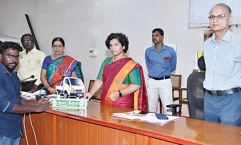 மக்கள் குறைதீர்க்கும் கூட்டத்தில் கலெக்டர் ஆஷா அஜீத் நலத்திட்ட உதவிகளை வழங்கினார்.