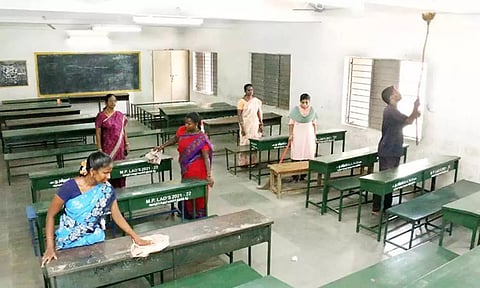 திருவாரூரில், பள்ளி வளாகங்களை தூய்மைப்படுத்தும் பணி தீவிரம்
