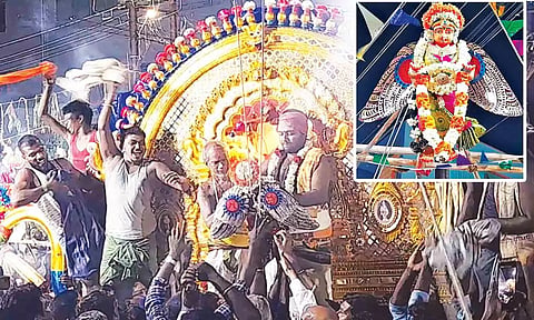 கரந்தை கருணாசாமி கோவிலில் பொம்மை பூப்போடும் நிகழ்ச்சி நடந்தது.&nbsp;