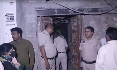 டெல்லியில் மரப்பெட்டிக்குள் இறந்து கிடந்த 2 குழந்தைகள்- போலீஸ் விசாரணை