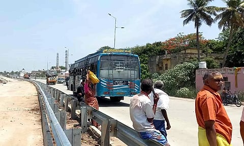 பொதுமக்கள் பஸ்சுக்காக காத்திருப்பதை படத்தில் காணலாம்.
