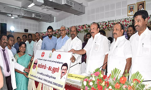 கடலூரில் அமைச்சர்கள் எ.வ. வேலு, எம்.ஆர்.கே. பன்னீர்செல்வம், சி.வெ. கணேசன் ஆகியோர் 24 மணி நேர மருத்துவ சேவையை தொடங்கி வைத்தனர்.&nbsp;
