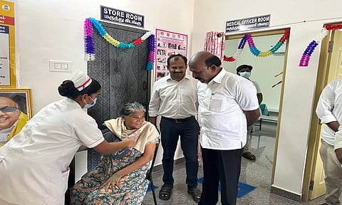 கள்ளக்குறிச்சி நகர் புற நல வாழ்வு மையத்தில் அமைச்சர் மா.சுப்பிரமணியன் நோயாளிகளிடம் சிகிச்சை குறித்து கேட்டறிந்த காட்சி.&nbsp;