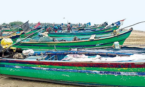 மீன்வளத்துறை எச்சரிக்கை எதிரொலி: 10 ஆயிரம்  மீனவர்கள் கடலுக்கு செல்லவில்லை