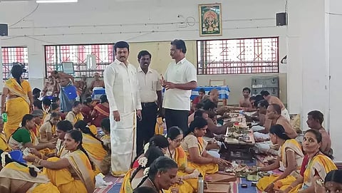 உண்டியல் எண்ணும் பணியை கோவில் அறங்காவலர் குழு தலைவர் அருள் முருகன் பார்வையிட்ட போது எடுத்த படம். அருகில் கோவில் இணை ஆணையர் கார்த்திக்,உதவி ஆணையர் சங்கர், அறங்காவலர் குழு தலைவரின் நேர்முக உதவியாளர் செந்தமிழ் பாண்டியன் ஆகியோர் உள்ளனர்.