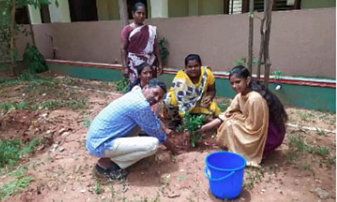 கல்லுாரி வளாகத்தில் மாணவர்கள் மரக்கன்றுகள் நட்ட காட்சி.