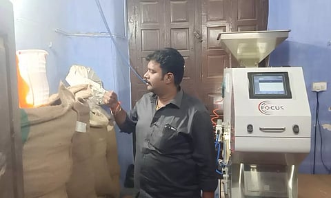 உணவு பாதுகாப்புத்துறை அதிகாரி ராகவன் ஏலக்காய் குடோன்களில் ஆய்வு நடத்திய காட்சி.