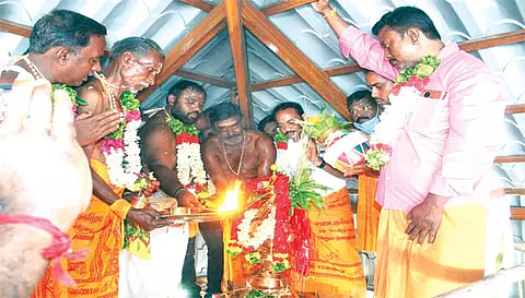 எடப்பாடி அடுத்த ஆலச்சம்பாளையம் காட்டூர் பகுதியில் உள்ள பாலதண்டாயுதபாணி சாமி கோவில் கும்பாபிஷேக நிகழ்ச்சி நடைபெற்ற காட்சி.&nbsp;