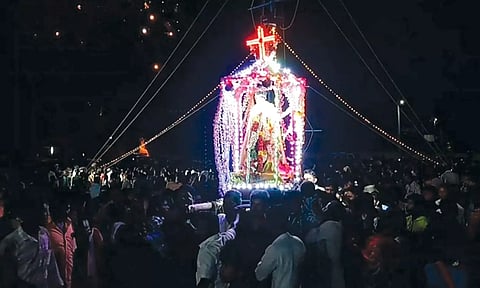 மின் அலங்கார பெரிய தேர்பவனி நடந்தது.